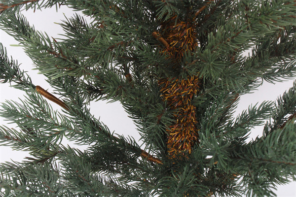 Kleine Weihnachtsdekorationen mit Schnee