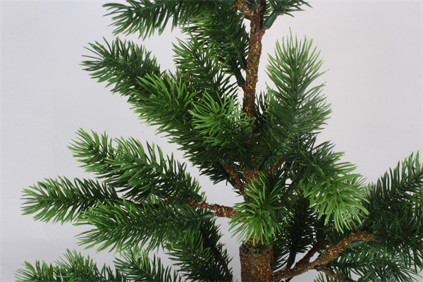 Kleine Weihnachtsdekorationen in grüner Papiertopfausführung